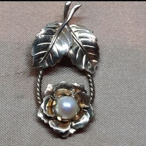 Vintage AMCO 12K Goldfilled Pearl Flower Pendant